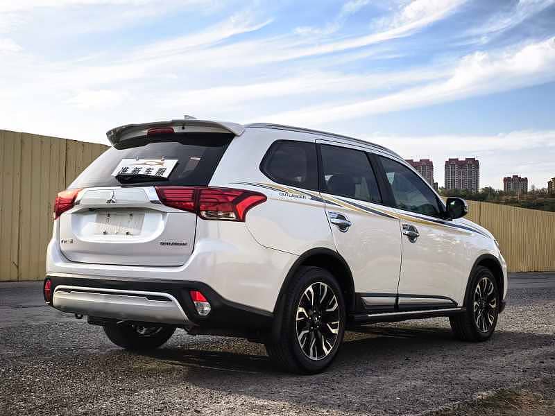 2018 Mitsubishi Outlander; curated vehicle image